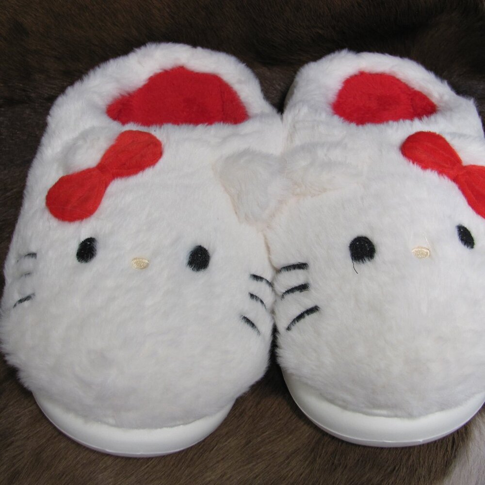 HELLO‎ KITTY FUZZY SLIPPERS NIP